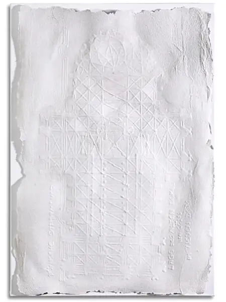 Imprint: Ein fast weißes, ausgeprägtes Relief trägt den Grundriss wie einen Abdruck in der Oberfläche.