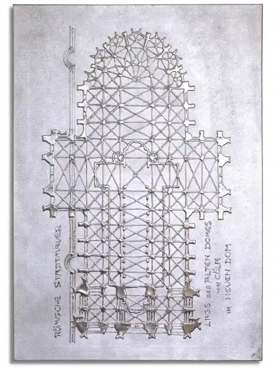 Silver Cathedral: Feine, silberne Relieflinien zeichnen den Kölner-Dom-Grundriss auf einer hell schimmernden, metallischen Fläche.