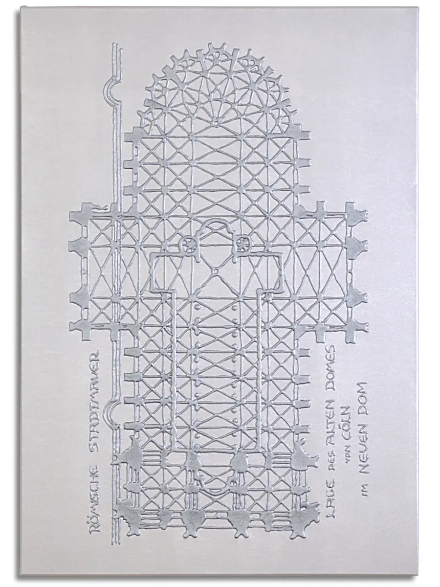 Silver Note: Auf einem nahezu weißen Grund formt ein klar erkennbares, silbrig glänzendes Relief die geometrische Ordnung des Doms.